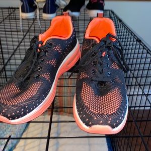 size 7.5 foam sole gym shoes excellent condition